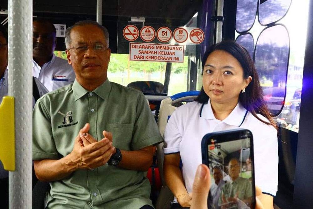 Mohadi bersama Hannah pada pelancaran laluan baharu bas GoKL pada Sabtu.