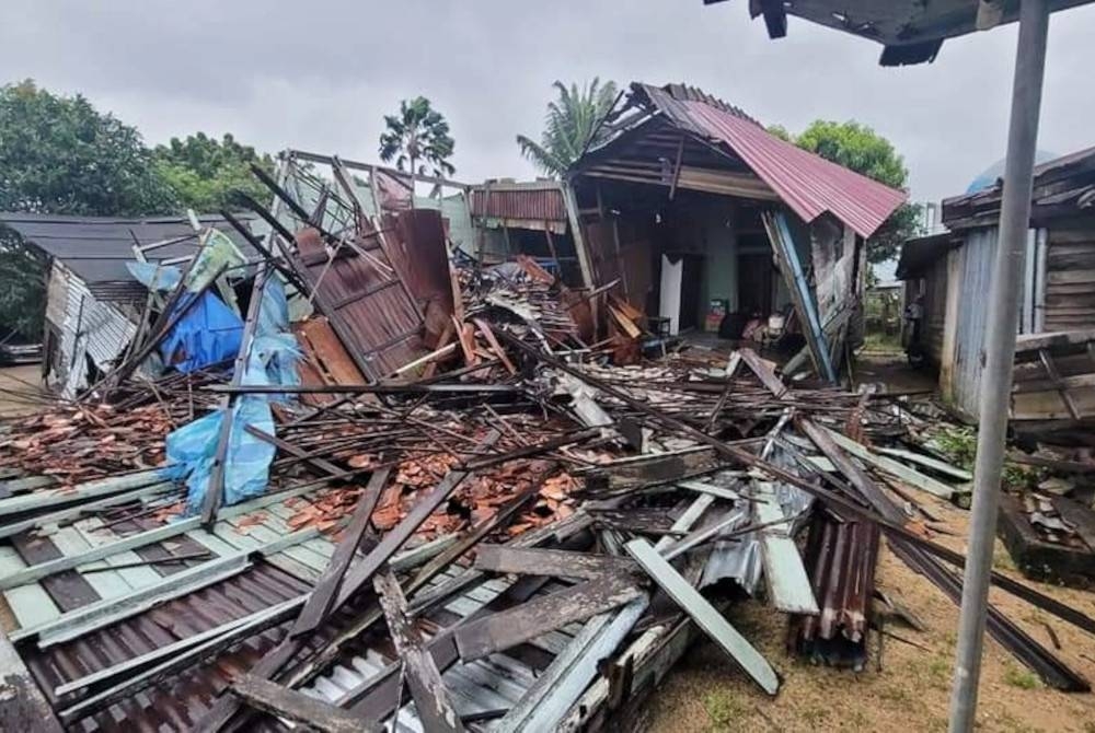 Keadaan rumah didiami Mariam selepas dipukul ribut dalam kejadian pada petang Ahad. - Foto Facebook Satiful Bahri