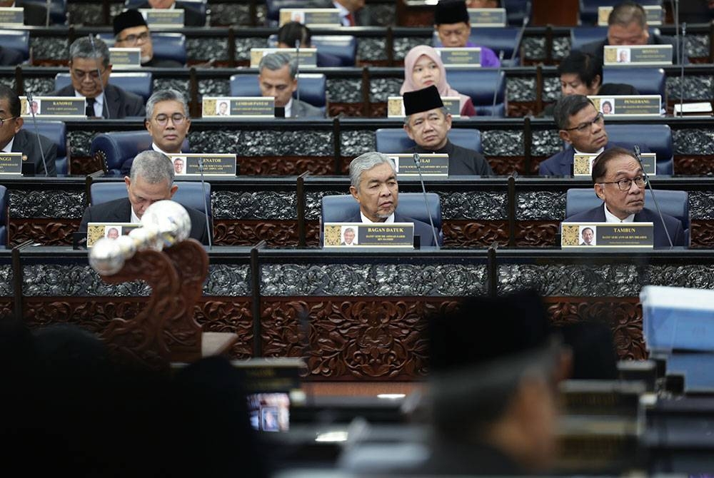 Perdana Menteri Datuk Seri Anwar Ibrahim (kanan) pada Mesyuarat Pertama Penggal Pertama Parlimen ke-15 di Bangunan Parlimen hari ini. -Foto Bernama