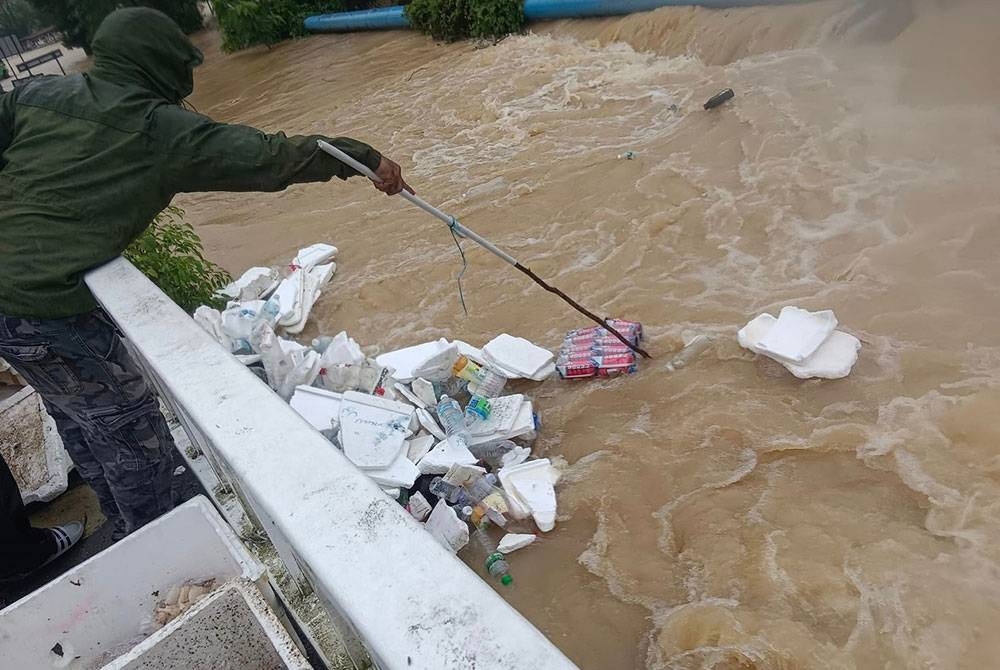 Barangan jualan peniaga dihanyutkan arus deras dalam kejadian banjir di bandar Jertih pagi Isnin. - Foto Facebook