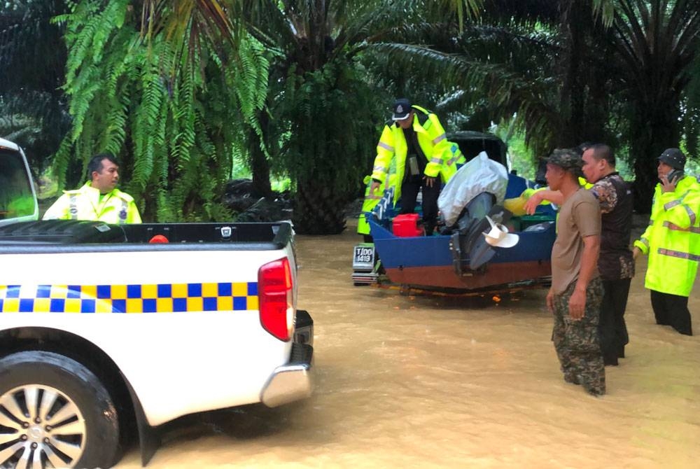 Operasi menyelamat dilakukan di Kampung Petaling, Kuala Krai.