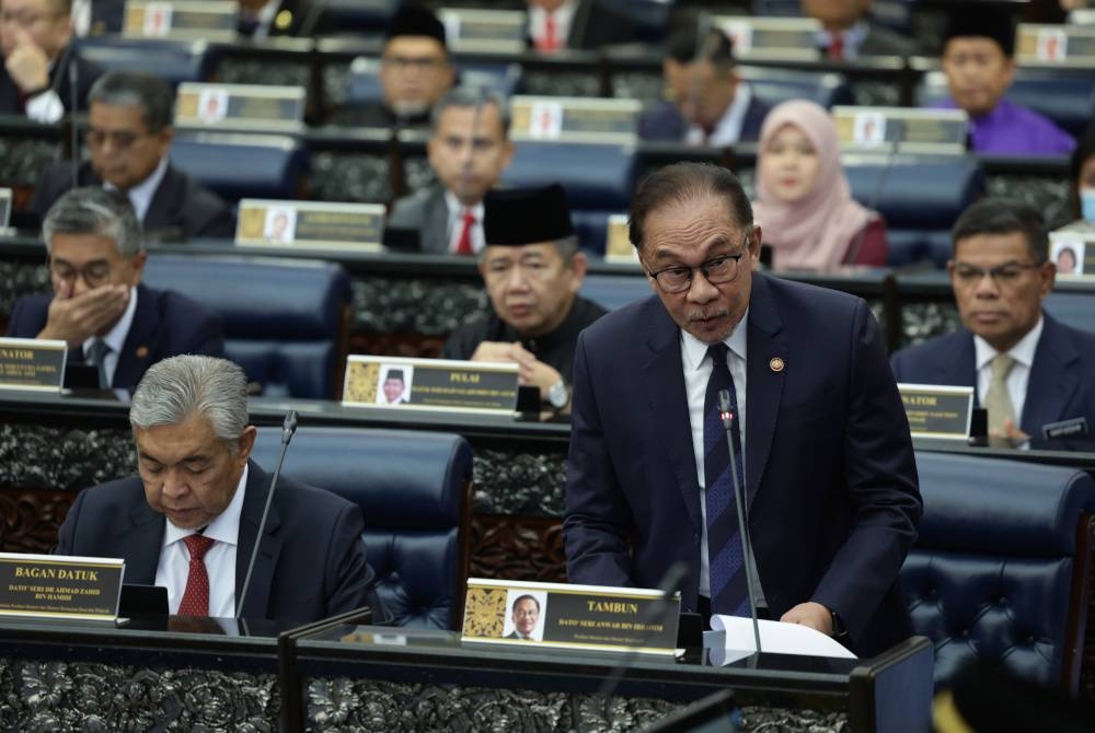 Perdana Menteri Datuk Seri Anwar Ibrahim dan Timbalan Perdana Menteri Datuk Seri Dr Ahmad Zahid Hamidi (kiri) ketika Mesyuarat Pertama Penggal Pertama Parlimen. - Foto Bernama