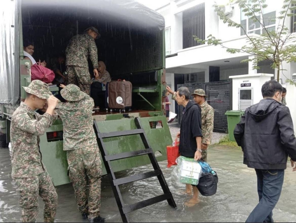 Tentera Darat telah mengatur gerak anggota dan aset bagi membantu menyelamatkan mangsa-mangsa banjir khususnya kawasan yang terjejas di Kelantan serta Terengganu. Foto Briged ke-8 Infantri Malaysia