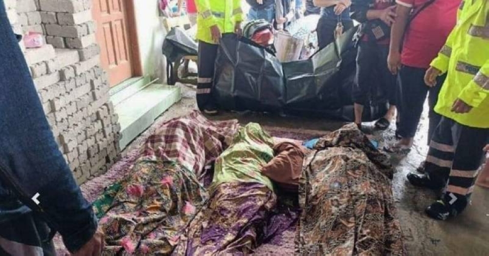 Jenazah tiga beradik perempuan maut dipercayai terkena renjatan elektrik di sebuah rumah yang ditenggelami air di Kampung Morak, Tumpat pada Isnin.