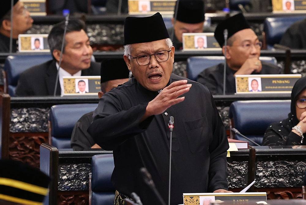 Ketua Pembangkang Datuk Seri Hamzah Zainudin yang juga Ahli Parlimen Larut berbahas mengenai usul terhadap keabsahan perlantikan Ahli Parlimen Tambun Datuk Seri Anwar Ibrahim sebagai Perdana Menteri Ke-10 pada Mesyuarat Pertama Penggal Pertama Majlis Parlimen ke-15 Dewan Rakyat di Parlimen hari ini. - Foto Bernama