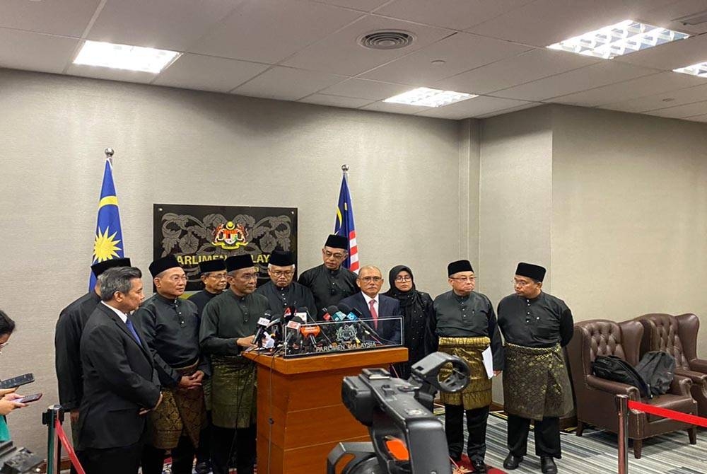 Takiyuddin (empat dari kiri) bersama ahli Parlimen pembangkang lain ketika sidang akhbar di Parlimen pada Isnin.