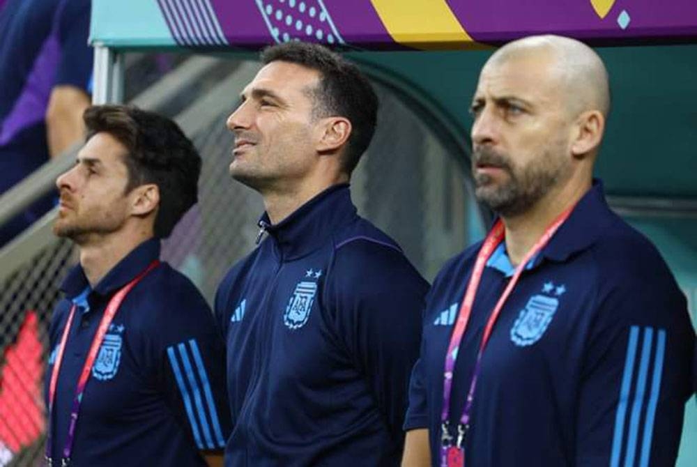 Watak penting kejayaan Argentina di Qatar dari kiri; Aimar, Scaloni dan Samuel. - Foto Agensi.