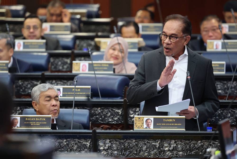 Perdana Menteri yang juga Menteri Kewangan Datuk Seri Anwar Ibrahim ketika membentangkan peruntukan khas (Bajet Mini) sempena Mesyuarat Pertama Penggal Pertama Parlimen ke-15 Dewan Rakyat di Bangunan Parlimen, pada Selasa. - Foto Bernama