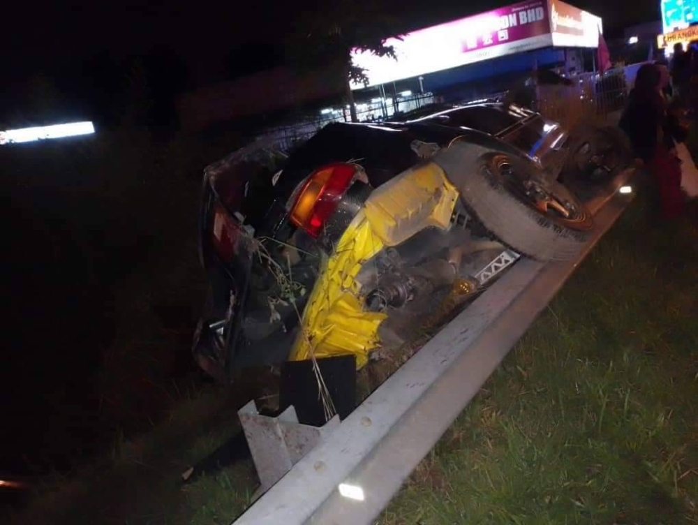 Kereta dari arah Bakar Arang menghala ke Padang Temusu dipercayai hilang kawalan lalu terbabas dan melanggar pembahagi kiri jalan. - Foto PDRM