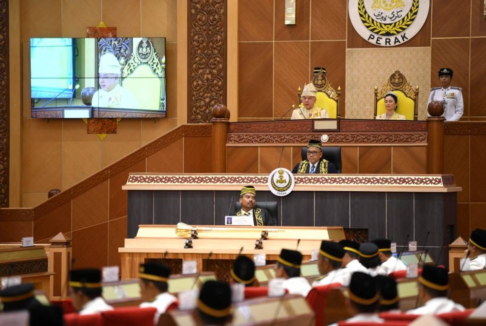 Sultan Nazrin bertitah sempena Istiadat Pembukaan Rasmi Tahun Pertama Dewan Negeri Perak ke-15 di Dewan Undangan Negeri, Bangunan Perak Darul Ridzuan pada Selasa. - Foto Urusetia DUN Perak