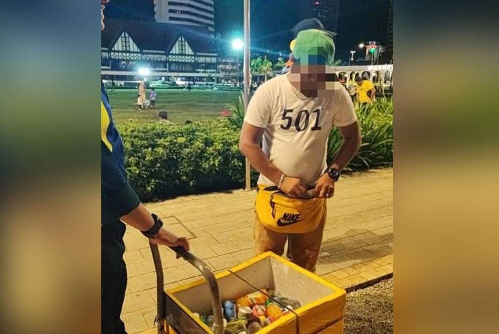 DBKL mengambil tindakan sita terhadap seorang penjaja air kerana menjaja di Dataran Merdeka pada malam Isnin.