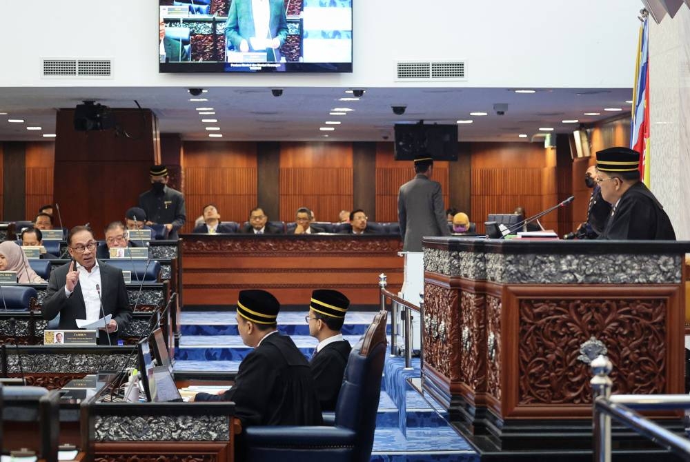 Perdana Menteri yang juga Menteri Kewangan, Datuk Seri Anwar Ibrahim berucap pada Mesyuarat Pertama Penggal Pertama Parlimen ke-15 Dewan Rakyat di Bangunan Parlimen, pada Selasa. - Foto Bernama