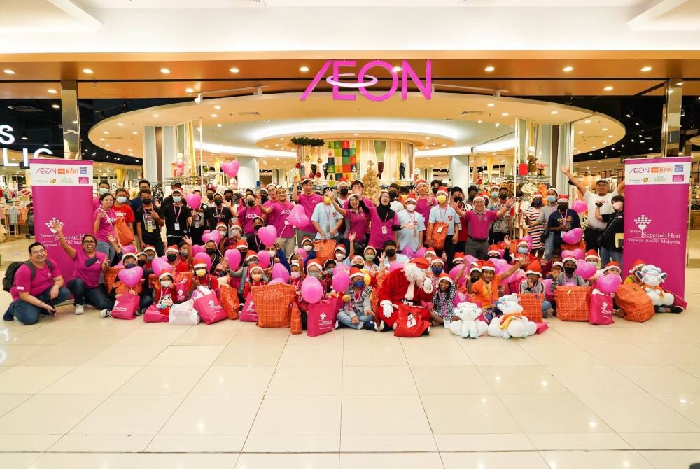 Noryahwati dan Timbalan Pengarah Urusan AEON, Tsugutoshi Seko serta sukarelawan program AEON Mesra bersama sebahagian kanak-kanak bergambar kenangan bersama sebelum membeli-belah di AEON Mall Tebrau City, Johor.