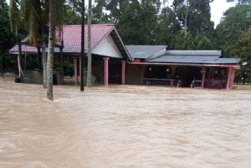 Rumah Mariam ditenggelami air susulan hujan lebat melanda kawasan Hulu Besut.