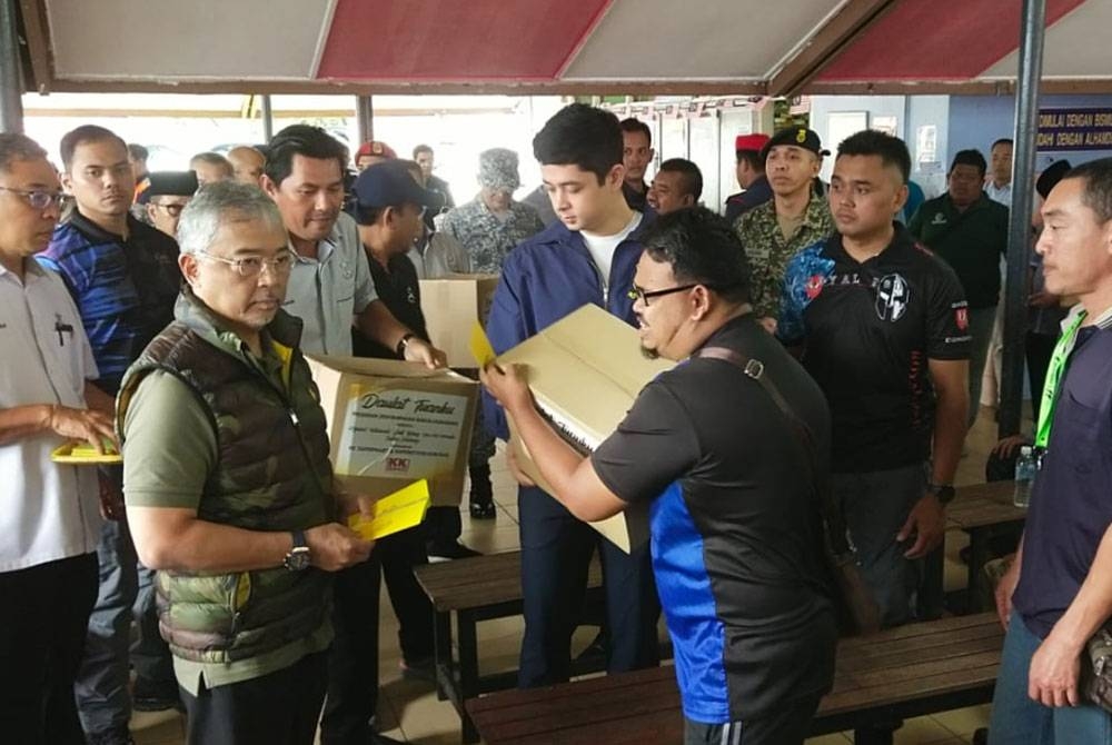 Al-Sultan Abdullah dan Tengku Hassanal menyantuni dan mengurniakan sumbangan kepada mangsa banjir yang berada di PPS SK Beserah, Kuantan pada Selasa.