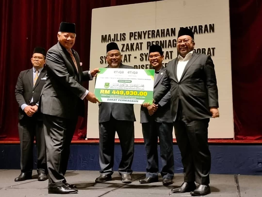 Penyerahan replika cek bayaran zakat perniagaan oleh syarikat-syarikat korporat. 