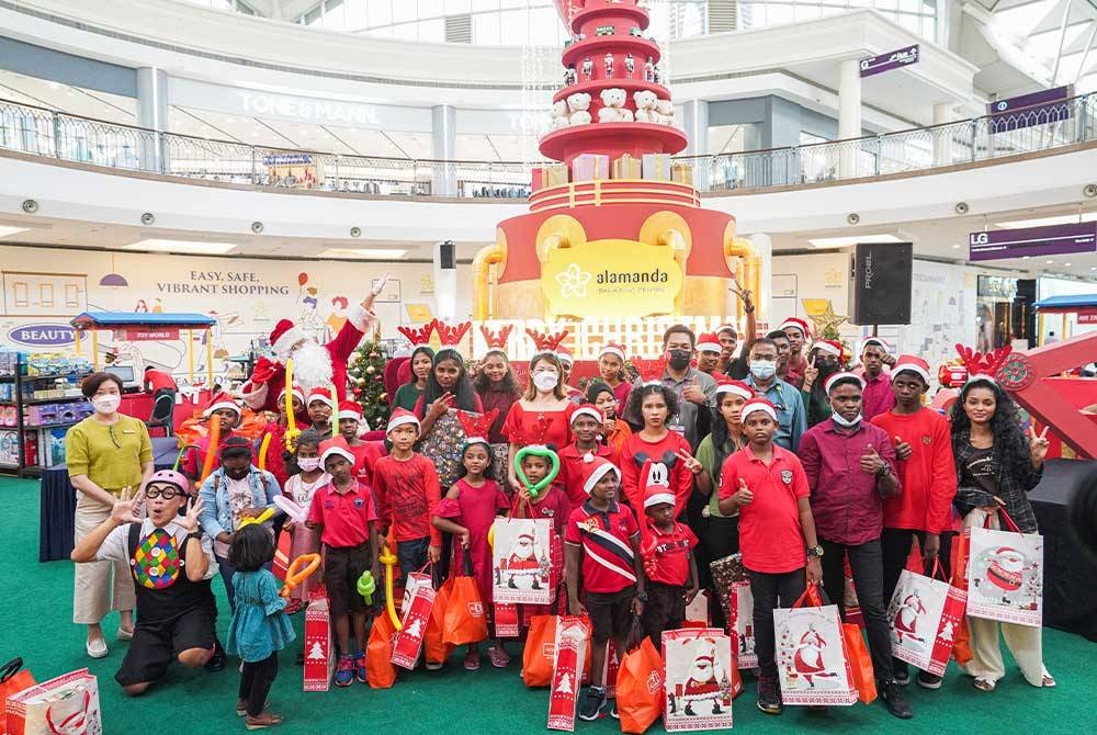 Pengurus Besar Alamanda, Pang Sook Fong (tengah) bersama kanak-kanak Pertubuhan Kebajikan Yesuvin Mahligai, Selangor yang diraikan sempena Krismas.