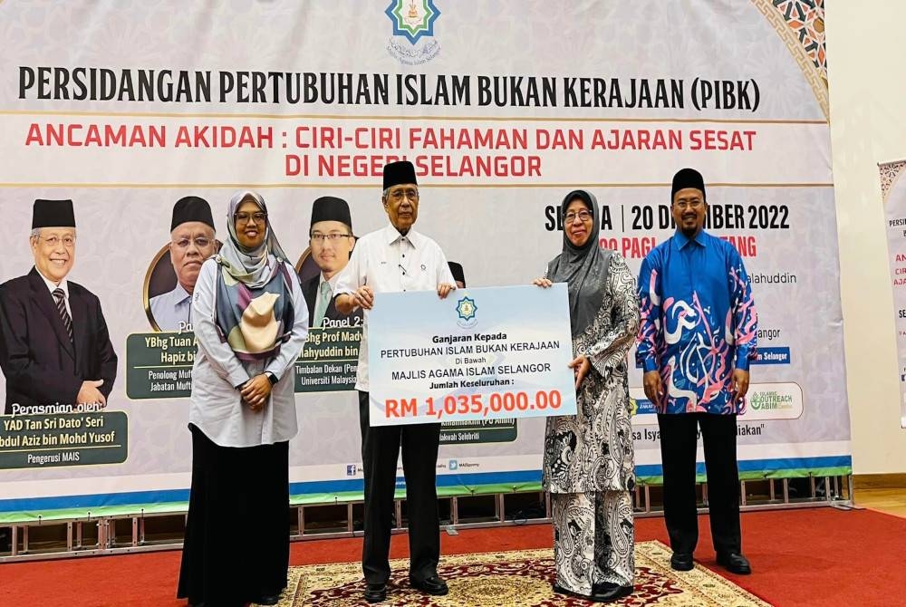 Abdul Aziz (dua dari kiri) menyerahkan sumbangan berjumlah RM1,035,000.000 kepada 81 Pertubuhan Islam Bukan Kerajaan (PIBK) yang bernaung di bawah MAIS. - Foto FB MAIS