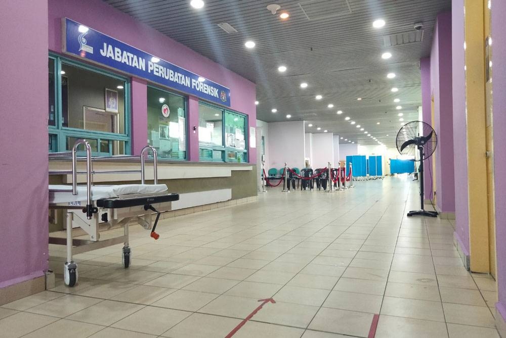 Suasana di Jabatan Forensik Hospital Sungai Buloh (HSB) pula dilihat lengang bahkan tiada waris mangsa yang kelihatan berada di hospital ini