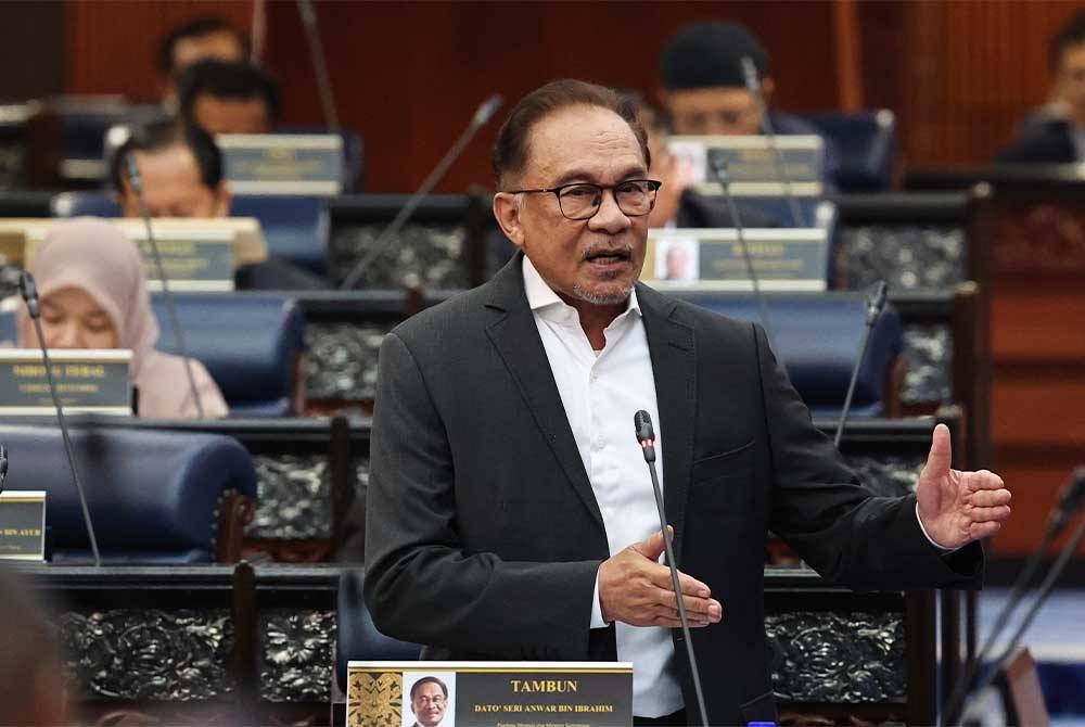 Anwar ketika membentangkan peruntukan khas (Bajet Mini) sempena Mesyuarat Pertama Penggal Pertama Parlimen ke-15 Dewan Rakyat di Bangunan Parlimen. -Foto Bernama