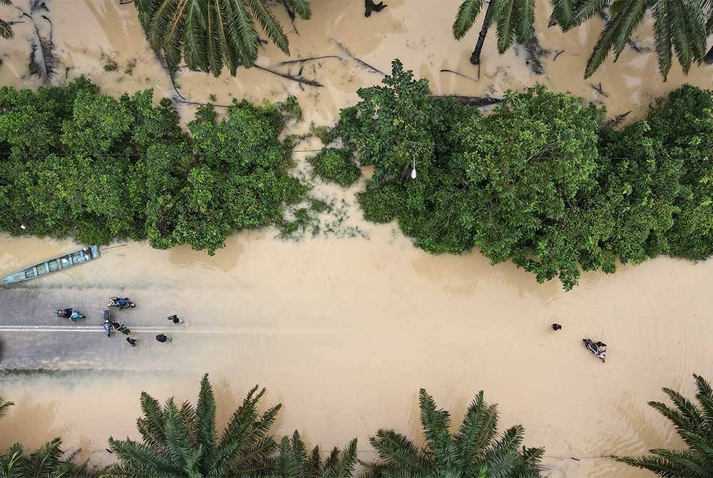 Jalan yang menghubungkan Kuala Nal dengan Lepan Pauh dan Bukit Sireh ditutup kepada semua jenis kenderaan. -Foto Bernama