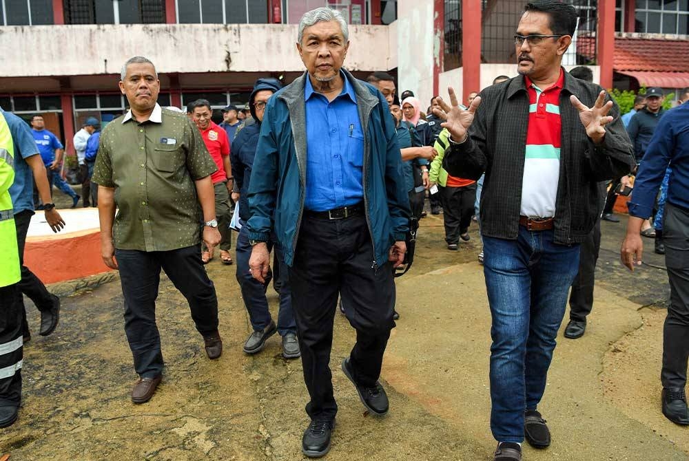 Ahmad Zahid lawat PPS di Sekolah Rendah Kuala Besut Satu hari ini. - Foto Bernama