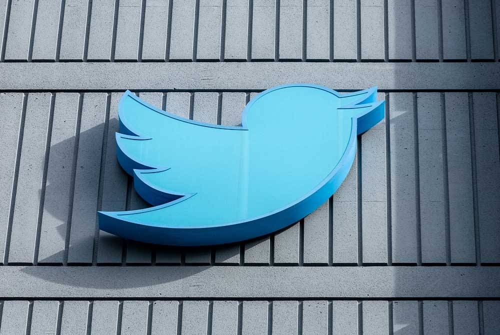 Logo Twitter di luar bangunan ibu pejabat di San Francisco, California. - Foto AFP