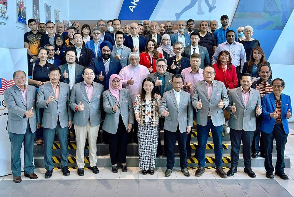 Hannah (tengah) bersama Mohamad Norza (empat dari kanan) selepas Mesyuarat Majlis Eksekutif MOM ke-203 di ABM, Bukit Kiara pada Selasa.
FOTO: FB OCM