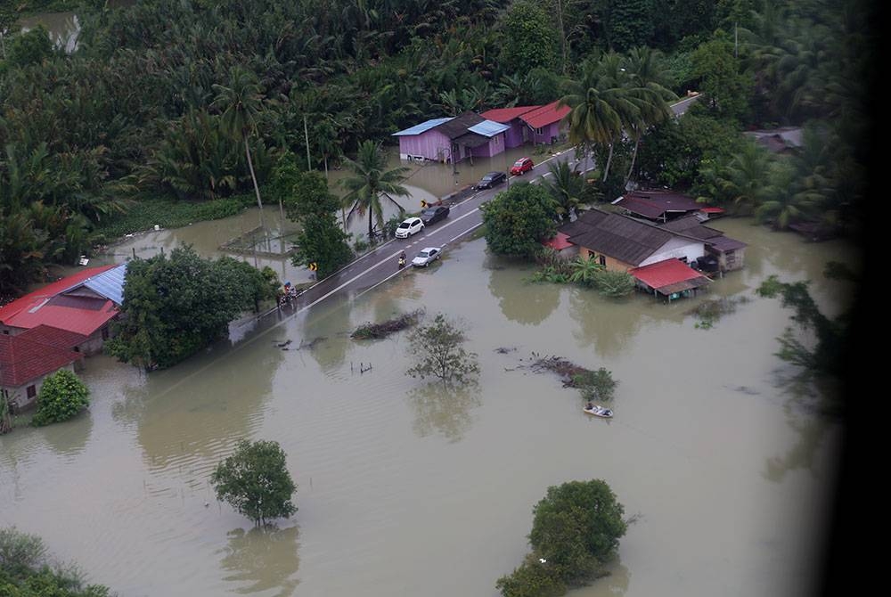 Beberapa kawasan dinaiki air ketika tinjauan udara di sekitar Pasir Putih, Pasir Mas dan Kota Bharu hari ini. Foto Bernama