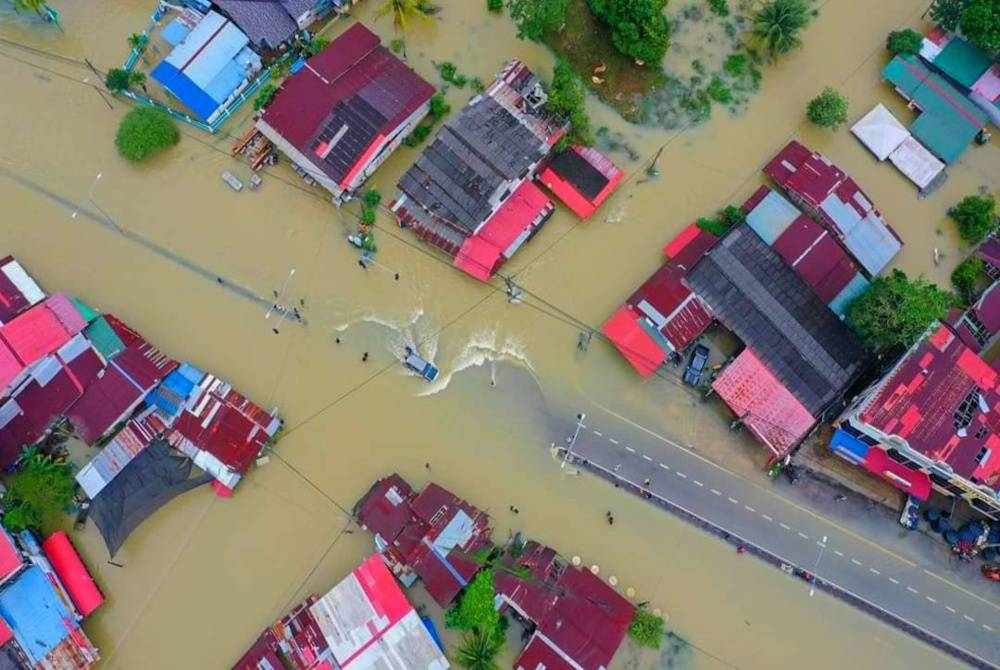 Beberapa laluan di Rantau Panjang masih ditenggelami banjir pada Selasa. - Foto SMART