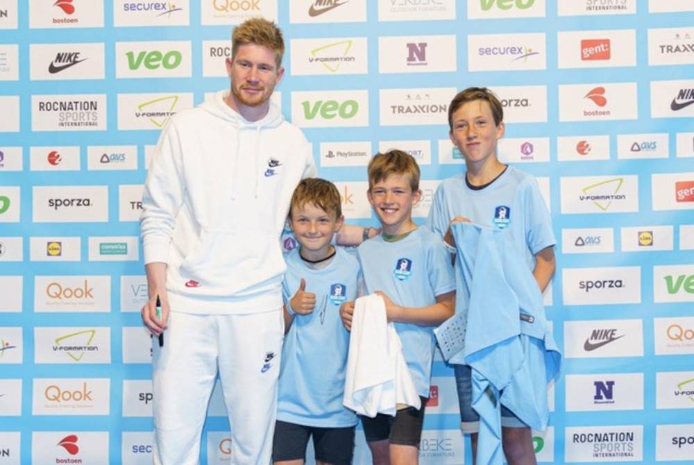 Bruyne (kiri) bersama peminat cilik. - Foto Agensi