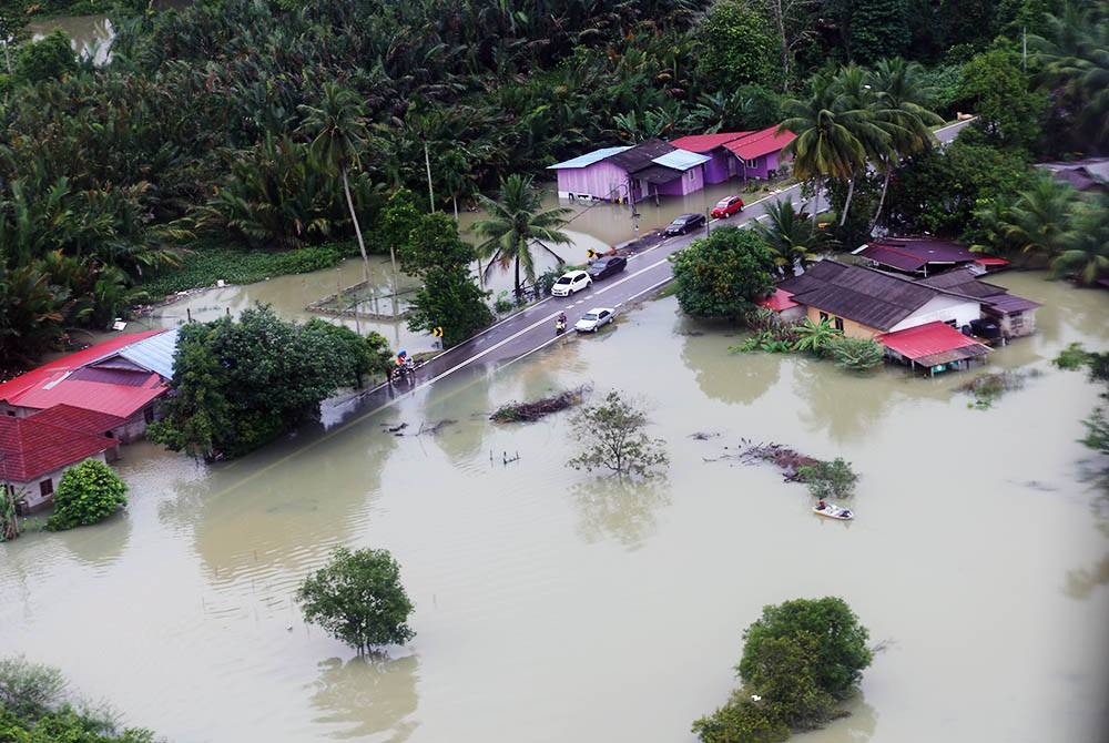 Beberapa kawasan dinaiki air ketika tinjauan udara di sekitar Pasir Putih, Pasir Mas dan Kota Bharu pada Selasa. - Foto Bernama