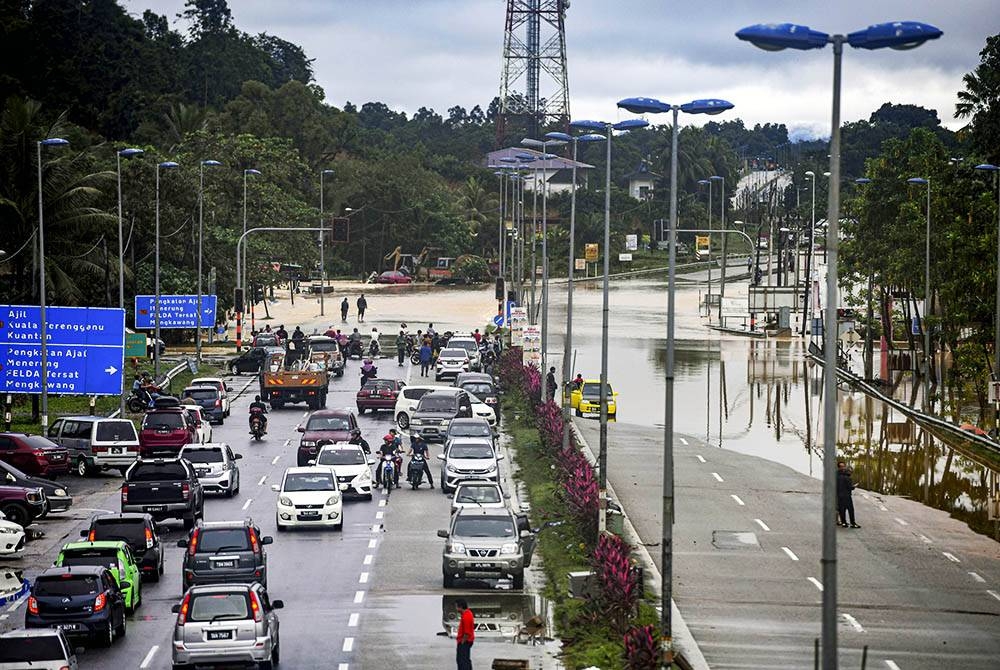 Beberapa buah kenderaan terkandas selepas jalan Kuala Berang ke Ajil dinaiki air berikutan hujan lebat ketika tinjauan di Kuala Berang. - Foto: Bernama