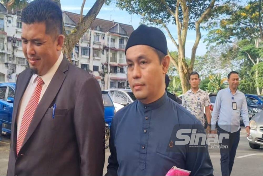 Azman (kanan) hadir di Mahkamah Sesyen Ampang dengan memakai kurta biru, bagi menghadapi satu pertuduhan melakukan amang seksual fizikal terhadap seorang pelajar lelaki 17 tahun, pada Rabu.