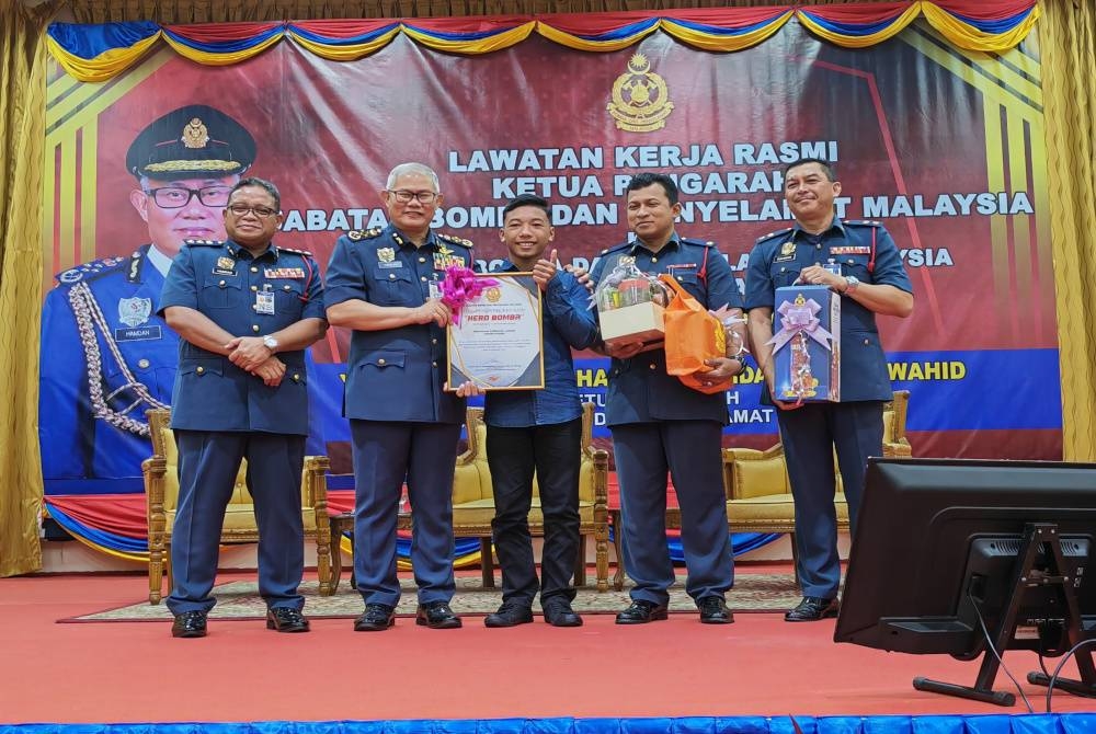 Mohammad Zulfikal (tiga dari kiri) menerima sijil penghargaan khas daripada Muhammad Hamdan.