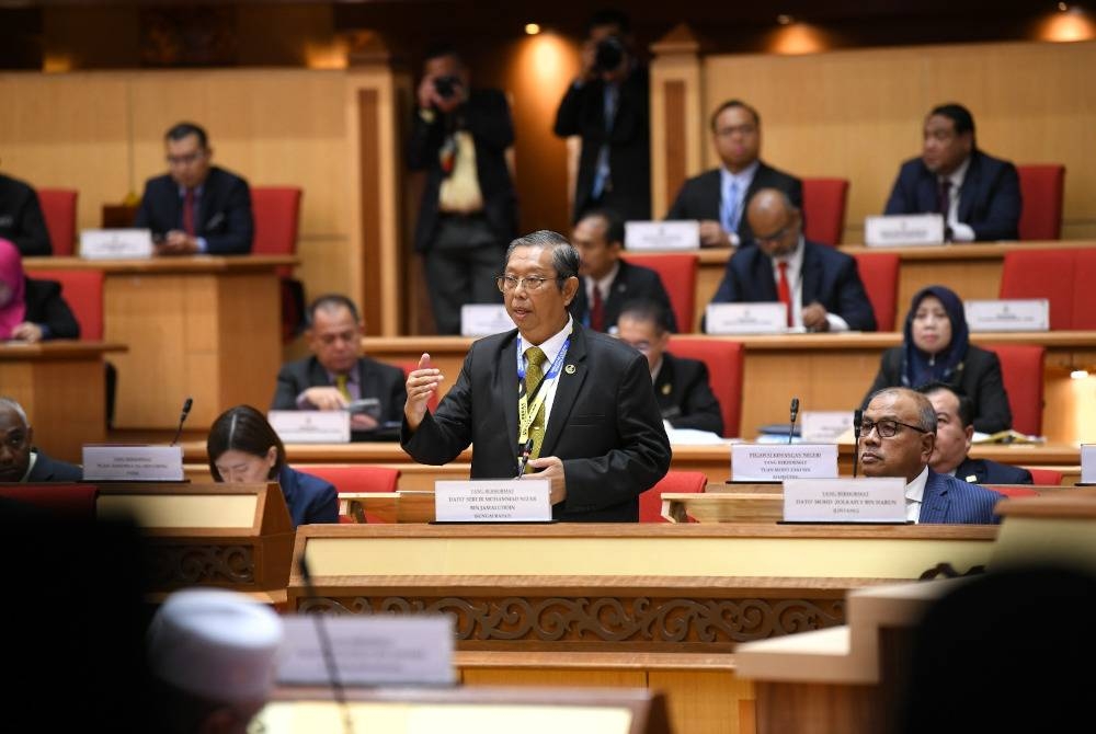 Mohammad Nizar menjawab soalan lisan Wong May Ing (DAP-Pantai Remis) dalam Persidangan Dewan Undangan Negeri (DUN) Perak. - Foto Korporat SUK Perak