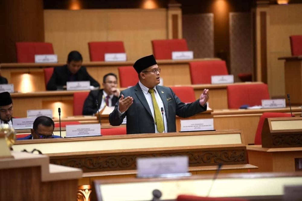 Mohd Akmal ketika sesi perbahasan menjunjung kasih titah Sultan Perak pada Persidangan DUN Perak pada Rabu. 