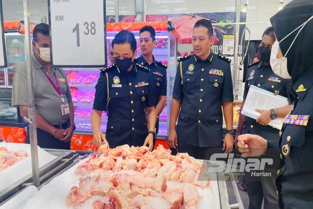 Mohd Zuhairi (dua dari kiri) meninjau jualan di sebuah pasar raya di Klang pada Rabu.