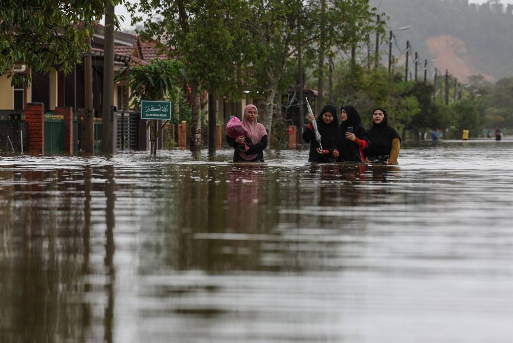 Keadaan Taman Desa Tanjung Damai, Gong Badak di Terengganu yang terjejas banjir.