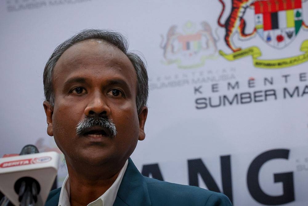 Sivakumar pada sidang media berkenaan kelulusan penggajian pekerja asing susulan pindaan Akta Kerja 1955 (Pindaan 2022) di Kementerian Sumber Manusia pada Rabu. - Foto Bernama