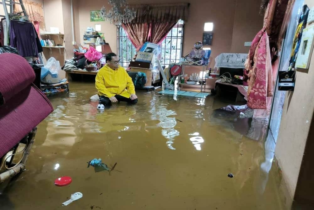 Keadaan rumah Abdul Malik yang dinaiki air kira-kira satu meter ketika banjir melanda di Taman Desa Tanjung Damai, Gong Badak di Kuala Nerus pada Isnin lalu.