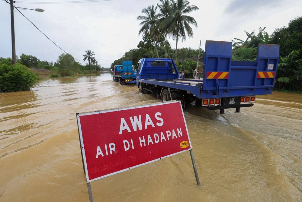 Jalan utama Dungun-Kuala Terengganu turut terjejas akibat banjir pada Rabu. - Foto Bernama 