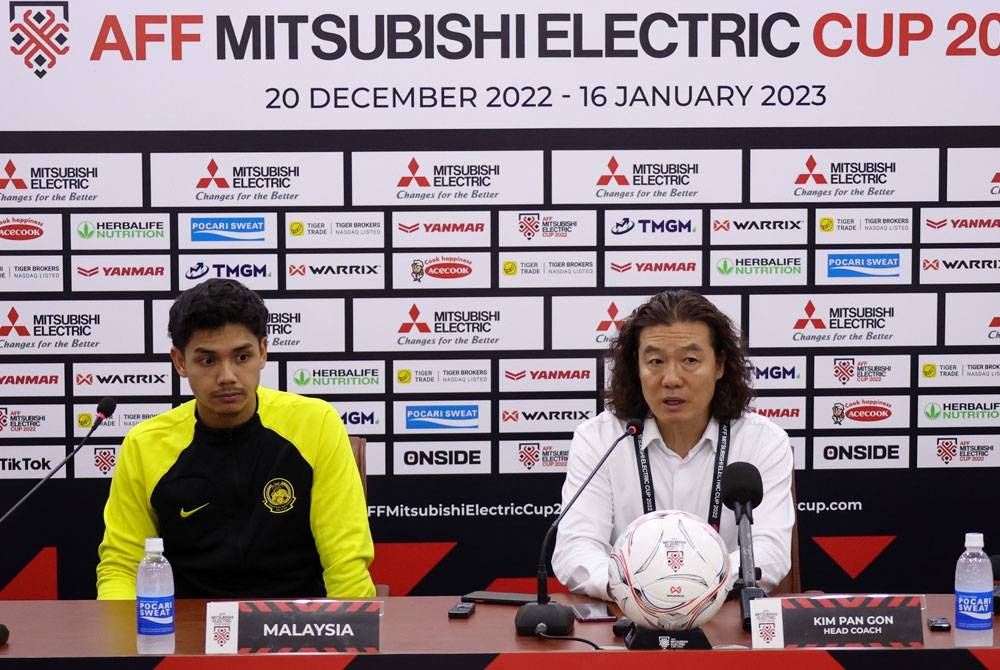 Pan Gon bersama penjaga gol, Ahmad Syihan Hazmi Mohamed menjawab pertanyaan wartawan pada sidang media selepas perlawanan kumpulan B AFF Mitsubishi Electric Cup 2022 antara Malaysia dengan Myanmar di Stadium Thuwunna petang Rabu. - Foto Bernama