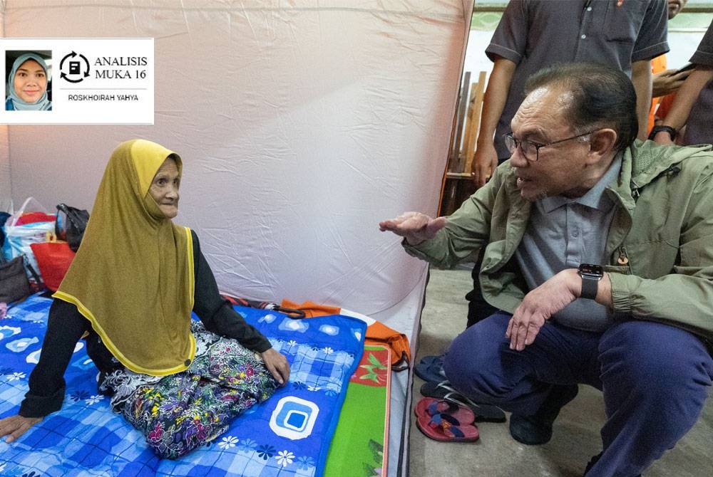 Perdana Menteri, Datuk Seri Anwar Ibrahim ketika melakukan lawatan ke Pusat Pemindahan Sementara (PPS) Sekolah Menengah Kebangsaan Tengku Panglima Raja sempena lawatan kerja sehari beliau ke Kelantan pada Rabu. - Foto Bernama