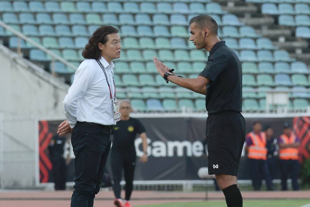 Kim Pan Gon pada aksi perlawanan bola sepak Kumpulan B AFF Mitsubishi Electric Cup 2022, di antara Malaysia dan Myanmar di Stadium Thuwunna pada Rabu. - Foto Bernama