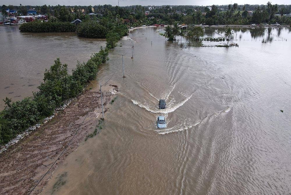 Beberapa buah kenderaan mengharungi limpahan air Sungai Golok yang memenuhi Jalan Pengkalan Kubor ke Kampung Simpangan di Tumpat ketika tinjauan pada Rabu