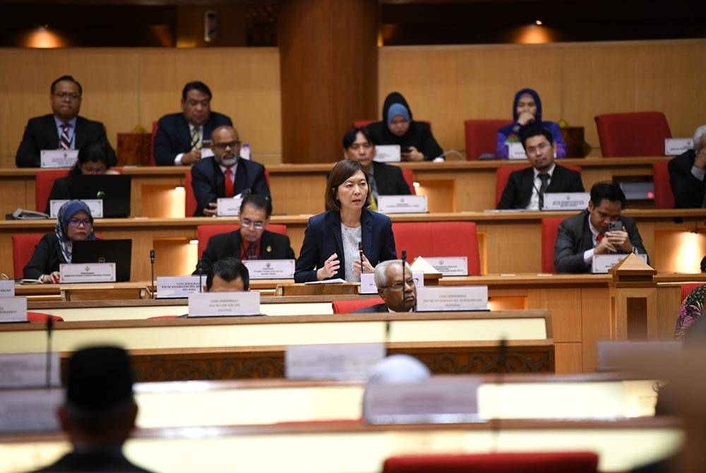 Sandrea menjawab soalan lisan Datuk Zainol Fadzi Paharuddin (Bersatu - Sungai Manik) pada Persidangan Dewan Undangan Negeri Perak, Ipoh. - Foto Korporat SUK Perak