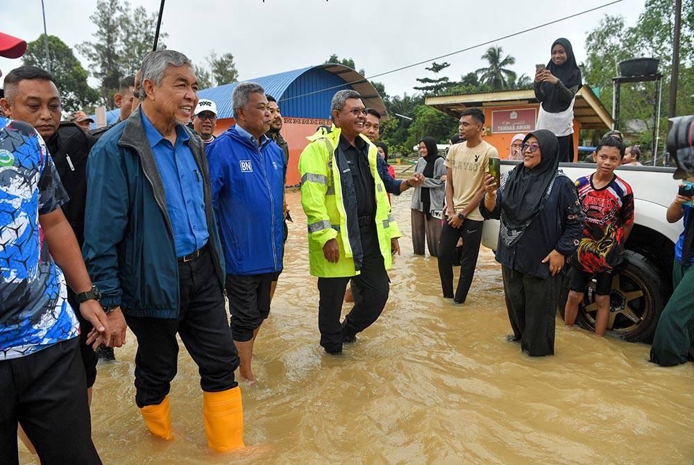 Ahmad Zahid ketika melawat kawasan banjir di Kampung Nangka, Besut pada Selasa. - Foto Bernama