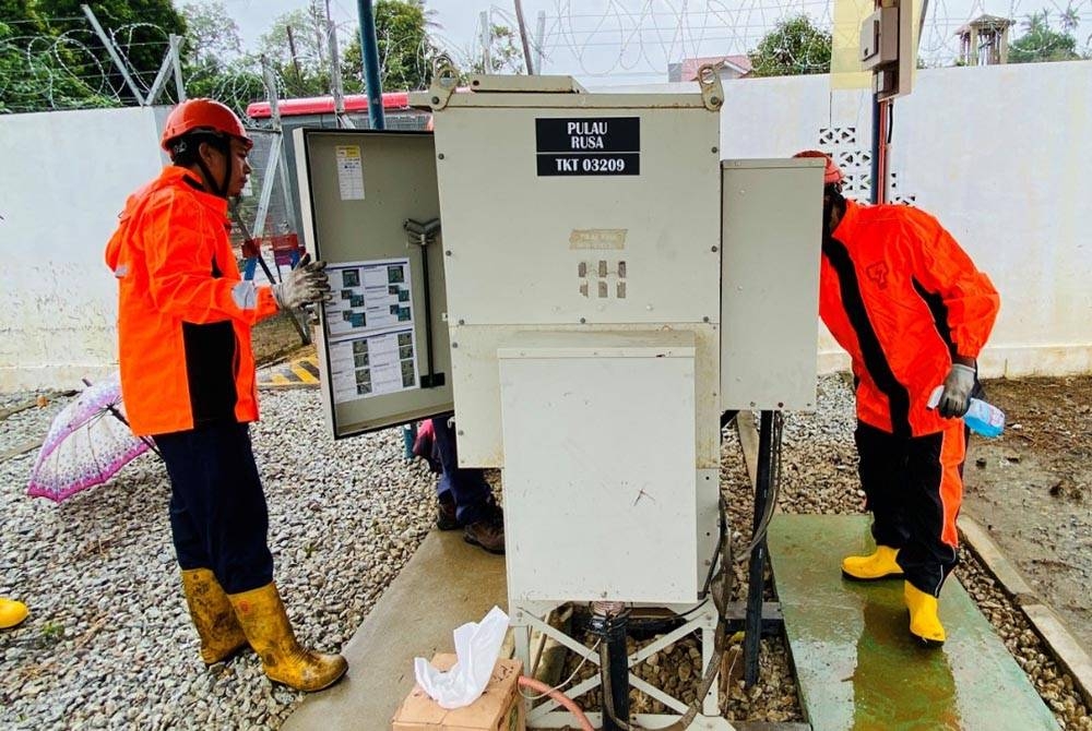 Warga kerja TNB sedang membuat pemeriksaan di kawasan banjir.