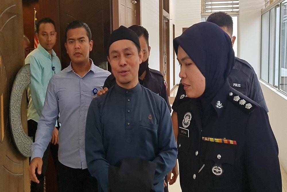 PU Azman dibawa ke Mahkamah Sesyen Shah Alam pada Khamis bagi menghadapi dua pertuduhan kes amang seksual fizikal terhadap seorang pelajar lelaki berusia 17 tahun, lima tahun lalu.